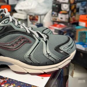 Saucony ProGrid Triumph 4 CS running shoe  Agave/ChocolateSize 8.5 No Box